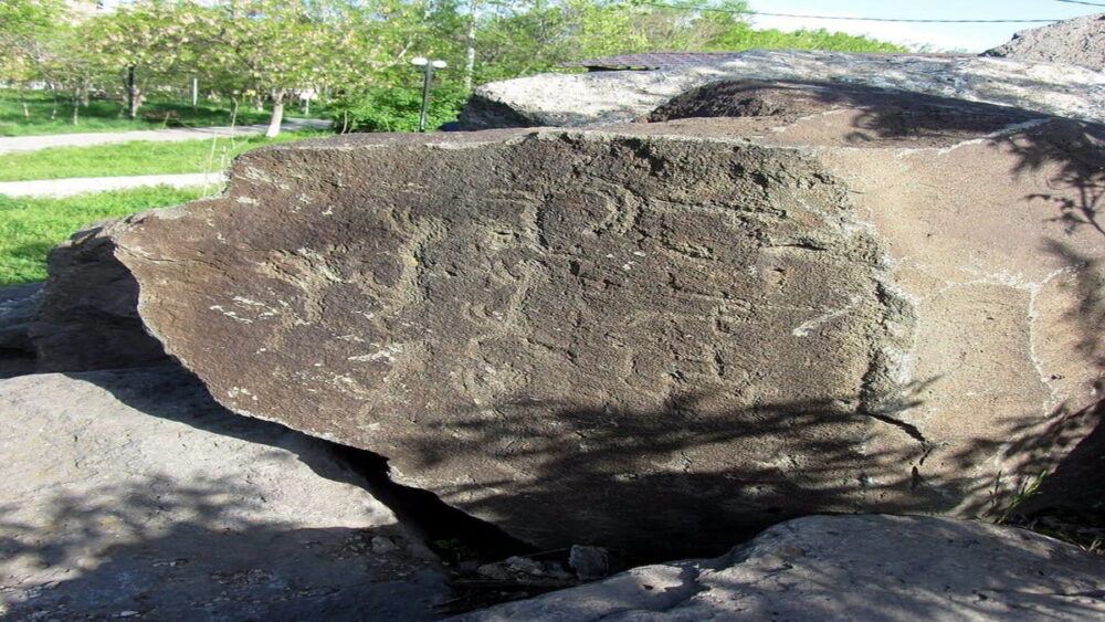 The Ughtasar Petroglyphs in the Heart of Yerevan: A Bronze Age Gallery in Tigran Mets Park