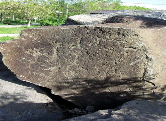 The Ughtasar Petroglyphs in the Heart of Yerevan: A Bronze Age Gallery in Tigran Mets Park
